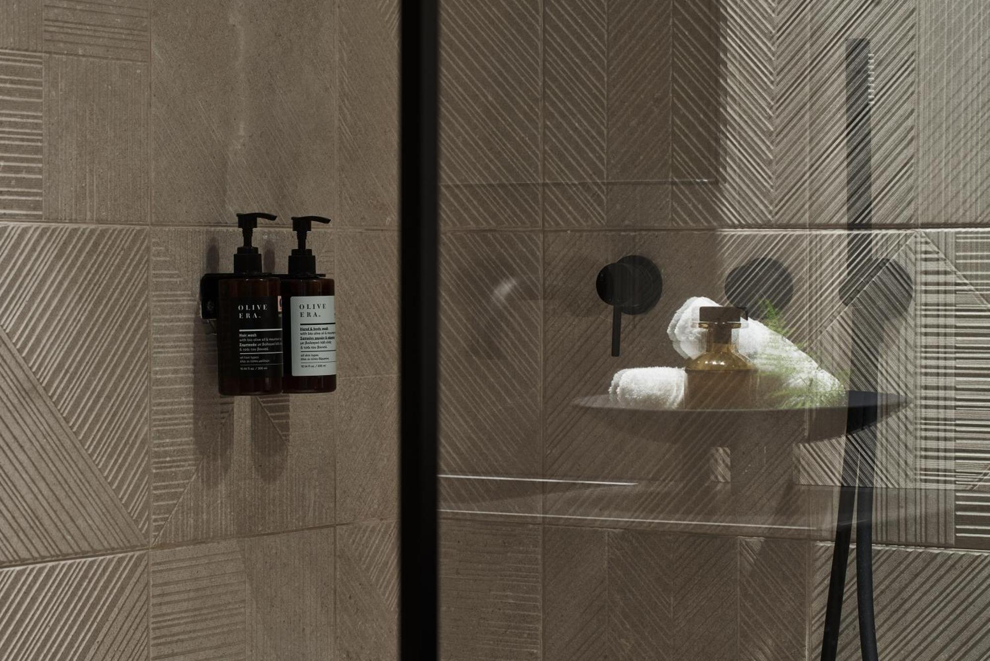 Hotel The Newel Psychiko Atene Esterno foto A shower with soap and shampoo dispensers